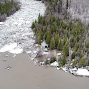 Une cabane bloquée par les hautes eaux de la rivière Peel en face de Fort McPherson, aux Territoire du Nord-Ouest, en mai 2023. 