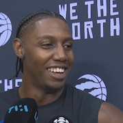 RJ Barrett sourit pendant une entrevue.