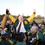 L'ex-maire de Toronto, Rob Ford, célèbre avec les Eagles de l'école secondaire Don Bosco la victoire en quarts de finale du Metro Bowl, en 2012.