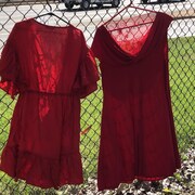 Des robes rouges accrochées sur une clôture lors de la célébration de la Journée de la robe rouge à Windsor