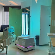 Un robot de désinfection dans une chambre d'hôpital