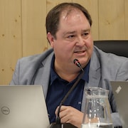 Roch Audet lors de la séance du conseil municipal du 6 novembre 2023.