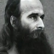 Photo du gourou à la barbe très longue.