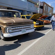 Des amateurs de voitures de collection regardent les modèles dans les rues de Saskatoon lors du 40e Rock 102’s Show and Shine .