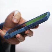 Une personne utilise son téléphone.