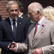 Le roi Charles III en compagnie du premier ministre du Canada, Mark Carney.