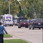 Un convoi du mouvement QAnon de Romana Didulo escorté hors de Kamsack, en Saskatchewan, mercredi, par la GRC.