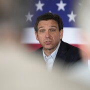 Ron DeSantis parle devant un drapeau américain.