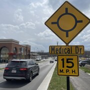 Un panneau de signalisation à l'approche d'un rond-point à Carmel en Indiana.