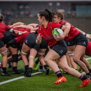 Une joueuse du Rouge et Or sous la pluie