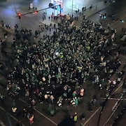 Vue a&eacute;rienne de la foule qui c&eacute;l&egrave;bre la victoire des Riders le 16 novembre 2025.