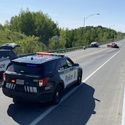 Deux voitures de police et deux voitures accidentées.