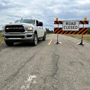 Une route est barrée près de Smeaton, en Saskatchewan, en raison des feux de forêt, le 16 mai 2025.