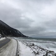 La route 132 longe la Haute-Gaspésie. Aucune autre route ne permet d'y circuler.