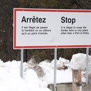 «Arrêtez. Il est illégal de passer la frontière ici ou ailleurs qu'à un point d'entrée», peut-on lire sur une pancarte, en français et en anglais.