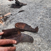 Fragments d'une vieille botte en cuir où l'on distingue la semelle et une moitié de côté.