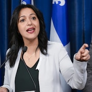 Ruba Ghazal répond aux questions des médias.