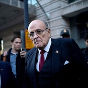 Rudy Giuliani sort d'une cour.