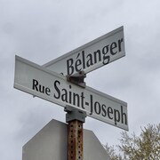 Des pancartes indiquant l'intersection des rues Bélanger et Saint-Joseph