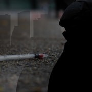 Un homme dont l'identité est protégée est photographié à Vancouver, en Colombie-Britannique, le jeudi 7&nbsp;mai&nbsp;2026.