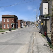 Une rue avec des maisons.