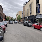 Une rue bondée de voitures.