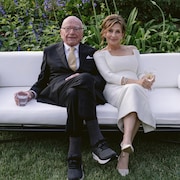 Cette image fournie par News Corp. montre Rupert Murdoch et Elena Zhukova posant pour une photo, le samedi 1er juin 2024, lors de leur cérémonie de mariage au domaine viticole de M.&nbsp;Murdoch à Bel Air, en Californie.