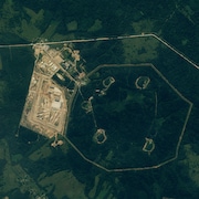 Une image satellite montre ce que l'on pense être un site de déploiement d'un missile de croisière à propulsion nucléaire russe, comprenant 5 bunkers de stockage d'ogives nucléaires (à droite) et des positions de lancement sur berme (en bas à gauche), à Vologda, en Russie, sur cette image obtenue par Reuters le 27 août 2024.