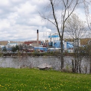 Vue de loin de l’usine qui appartient à la compagnie RYAM à Témiscaming.