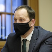 Ryan Meili, portant le masque, lors d'une entrevue avec La Presse canadienne.
