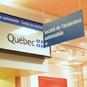 Une enseigne à l'entrée des bureaux de la Société de l'assurance automobile du Québec à Gaspé.