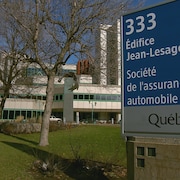 Édifice et panneau de la Société de l'assurance automobile du Québec à Québec.