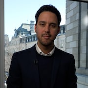 Le correspondant de Radio-Canada à l'Assemblée nationale du Québec, Sébastien Desrosiers, regarde la caméra, devant une fenêtre.