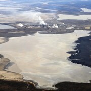 Un bassin de décantation sur un site pétrolier de l'Alberta.