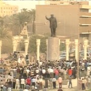 La statue de Saddam Hussein est abattue par la foule dans une place de Bagdad.