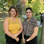 CIndy Pétrieux et Maude Bergeron regardent la caméra.