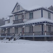 Vieille maison en hiver.