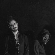 Les quatre membres du groupe Saints Martyrs regardent la caméra de face. 
