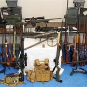 Des armes disposés dans une salle.