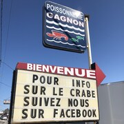 Sur un panneau à l'extérieur de la poissonnerie Gagnon, il est écrit, pour info sur le crabe suivez nous sur Facebook.