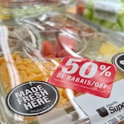 Une salade préparée en magasin avec un autocollant qui indique un rabais de 50 %.