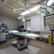 Un lit dans une salle d'opération