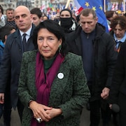 La présidente de la Géorgie, Salomé Zourabichvili, est entourée de manifestants lors d'une marche en faveur de l'adhésion de ce pays du Caucase à l'Union européenne.