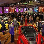 Des gens circulent parmi les voitures exposées au Salon international de l'auto de Détroit