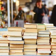 Des livres empilés sur une table.