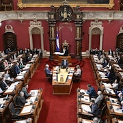 Les députés siègent à l'Assemblée nationale à Québec, dans le Salon rouge.