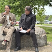 Samuel Rainville assis à côté du recteur de l'UQTR Christian Blanchette