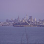 Une vue panoramique d'une ville au bord de la mer