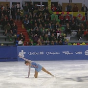 Sandrine Blais lors de sa position finale au milieu de la glace. 