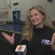 Sandrine Fortier en entrevue au micro de Radio-Canada, dans un gymnase